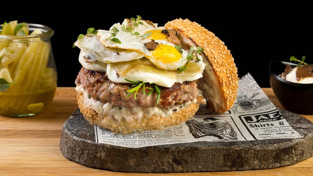 Hamburger di Fassona, uova di quaglia e maionese al tartufo – - Ricetta