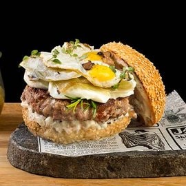 Hamburger di Fassona, uova di quaglia e maionese al tartufo Hamburger di Fassona, uova di quaglia e maionese al tartufo
