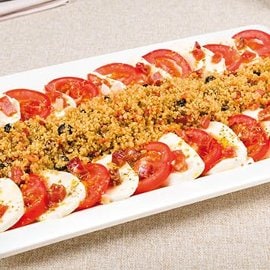 insalata caprese con quinoa alla mediterranea e cubetti di prosciutto di parma insalata caprese con quinoa alla mediterranea e cubetti di prosciutto di parma