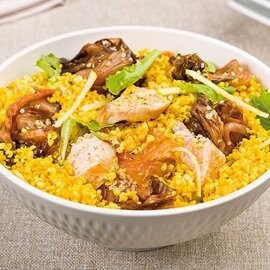 insalata di bulgur alla curcuma con radicchio tardivo, pollo alla piastra, mela e semi di canapa