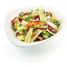 Insalata di carciofi, parmigiano, bacon croccante con limone e basilico Insalata di carciofi, parmigiano, bacon croccante con limone e basilico