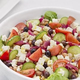 Insalata di legumi e pomodori con dressing al basilico Insalata di legumi e pomodori con dressing al basilico