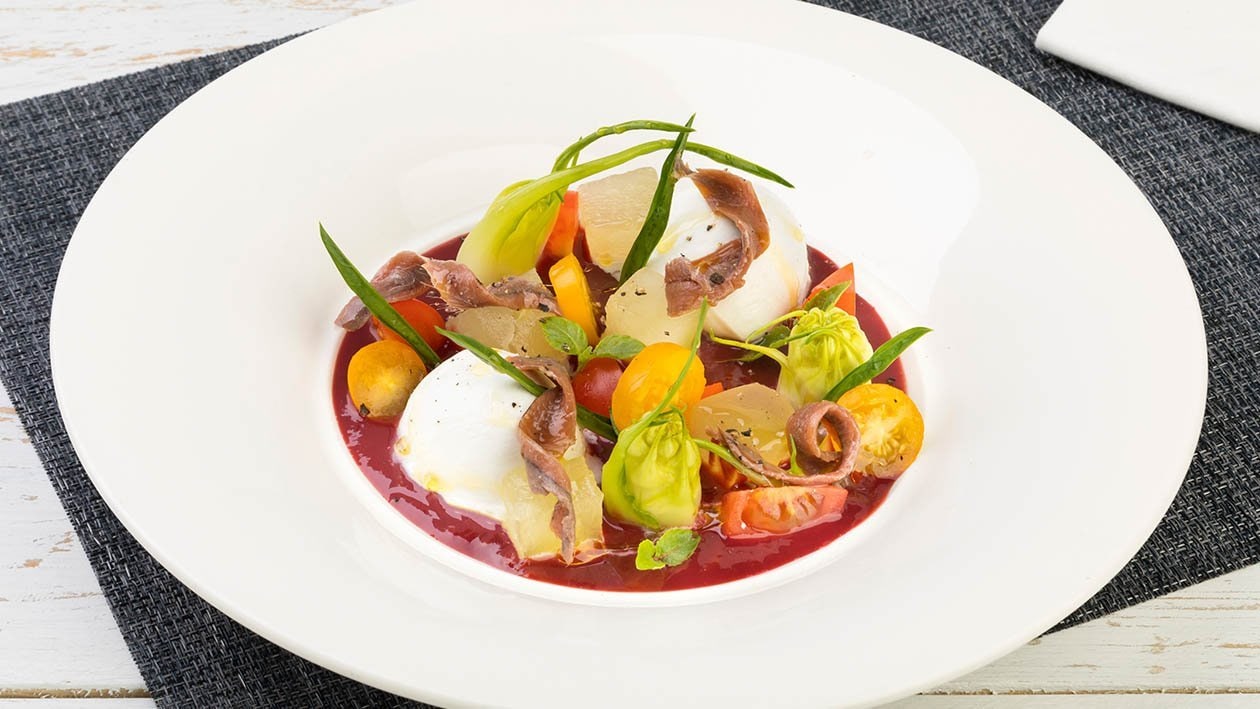 Insalata di melone giallo invernale, puntarelle, alice del Cantabrico, mozzarella di bufala e dressing al pomodoro maturo e lamponi – - Ricetta