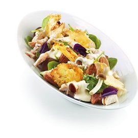 Insalata di pollo, funghi, spinaci, mandorle, cialda di parmigiano, con caesar dressing Insalata di pollo, funghi, spinaci, mandorle, cialda di parmigiano, con caesar dressing