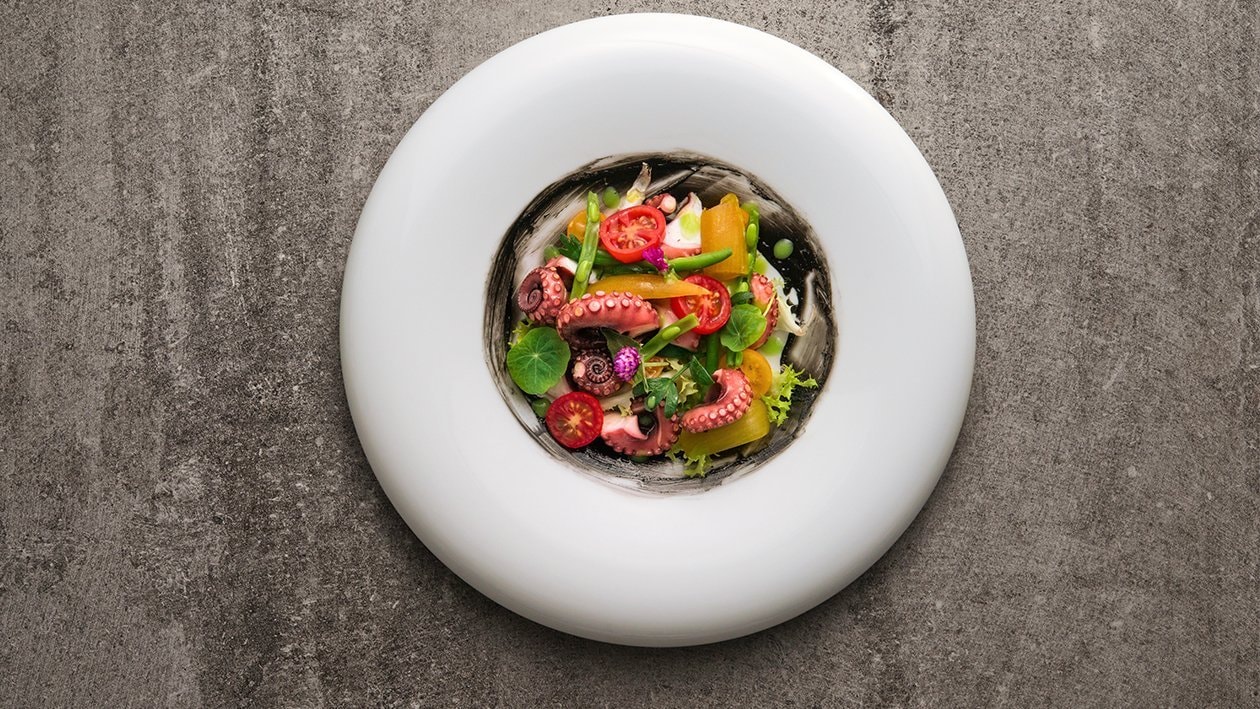 Insalata di polpo agli agrumi con indivia allo zafferano, fagiolini alla menta e maionese al nero di seppia – - Ricetta