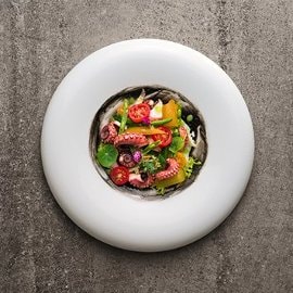 Insalata di polpo agli agrumi con indivia allo zafferano, fagiolini alla menta e maionese al nero di seppia Insalata di polpo agli agrumi con indivia allo zafferano, fagiolini alla menta e maionese al nero di seppia