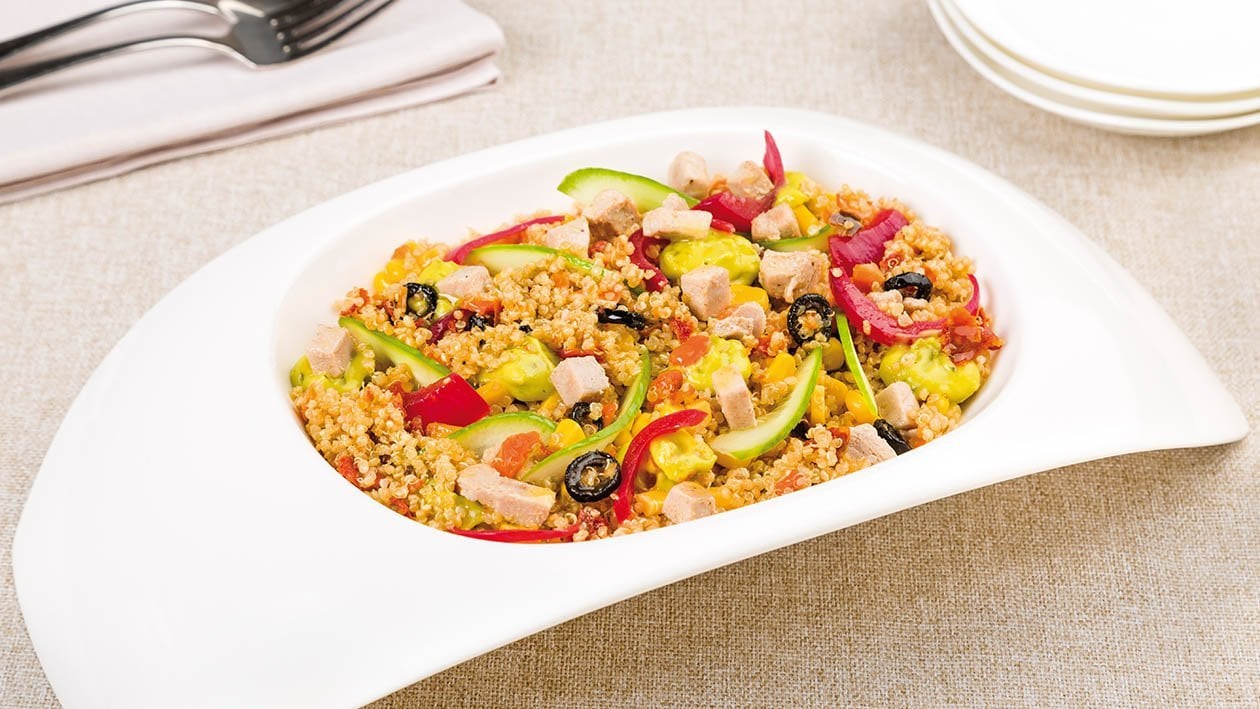 insalata di quinoa con cavolo rosso, tonno, mais, cetrioli e salsa guacamole al limone – - Ricetta