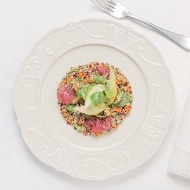 Insalata di Quinoa con pere, sedano e noci con carpaccio di carne salata Insalata di Quinoa con pere, sedano e noci con carpaccio di carne salata