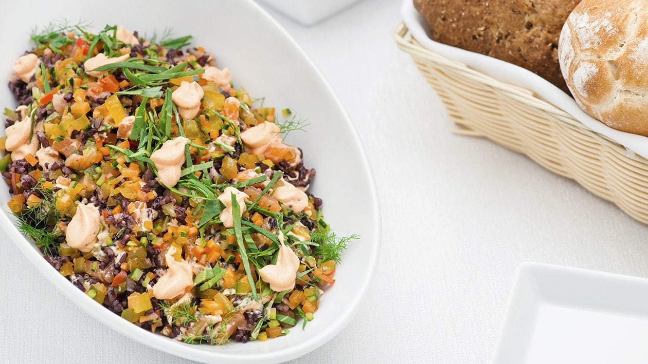 Insalata di riso nero con coriandoli di verdure, salmone affumicato e maionese al peperone arrosto – - Ricetta