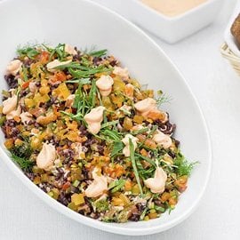 Insalata di riso nero con coriandoli di verdure, salmone affumicato e maionese al peperone arrosto Insalata di riso nero con coriandoli di verdure, salmone affumicato e maionese al peperone arrosto