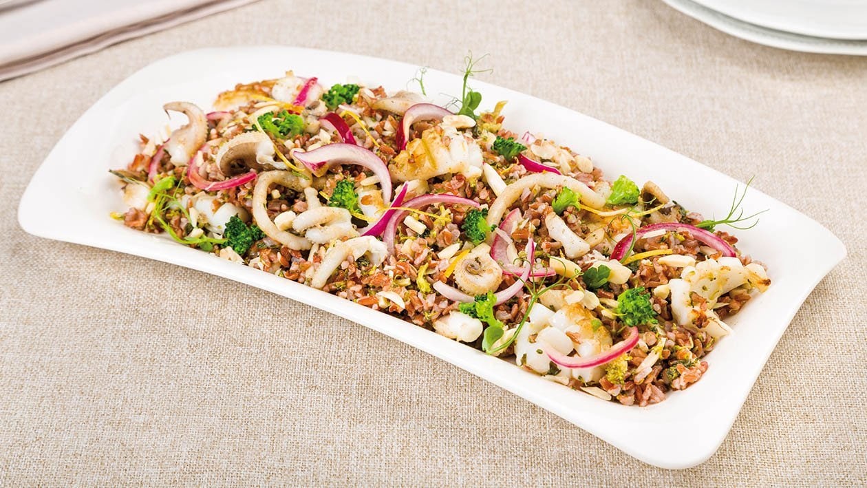 insalata di riso rosso con broccoli, calamari scottati al profumo di limone e cipolla rossa all’agro – - Ricetta