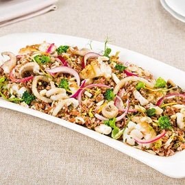 insalata di riso rosso con broccoli, calamari scottati al profumo di limone e cipolla rossa all’agro insalata di riso rosso con broccoli, calamari scottati al profumo di limone e cipolla rossa all’agro