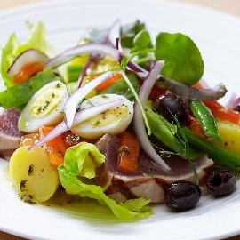 Insalata nizzarda con tonno grigliato