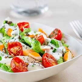 Insalatina croccante di lattuga, polpa di granchio, dressing allo yogurt greco e semi di chia