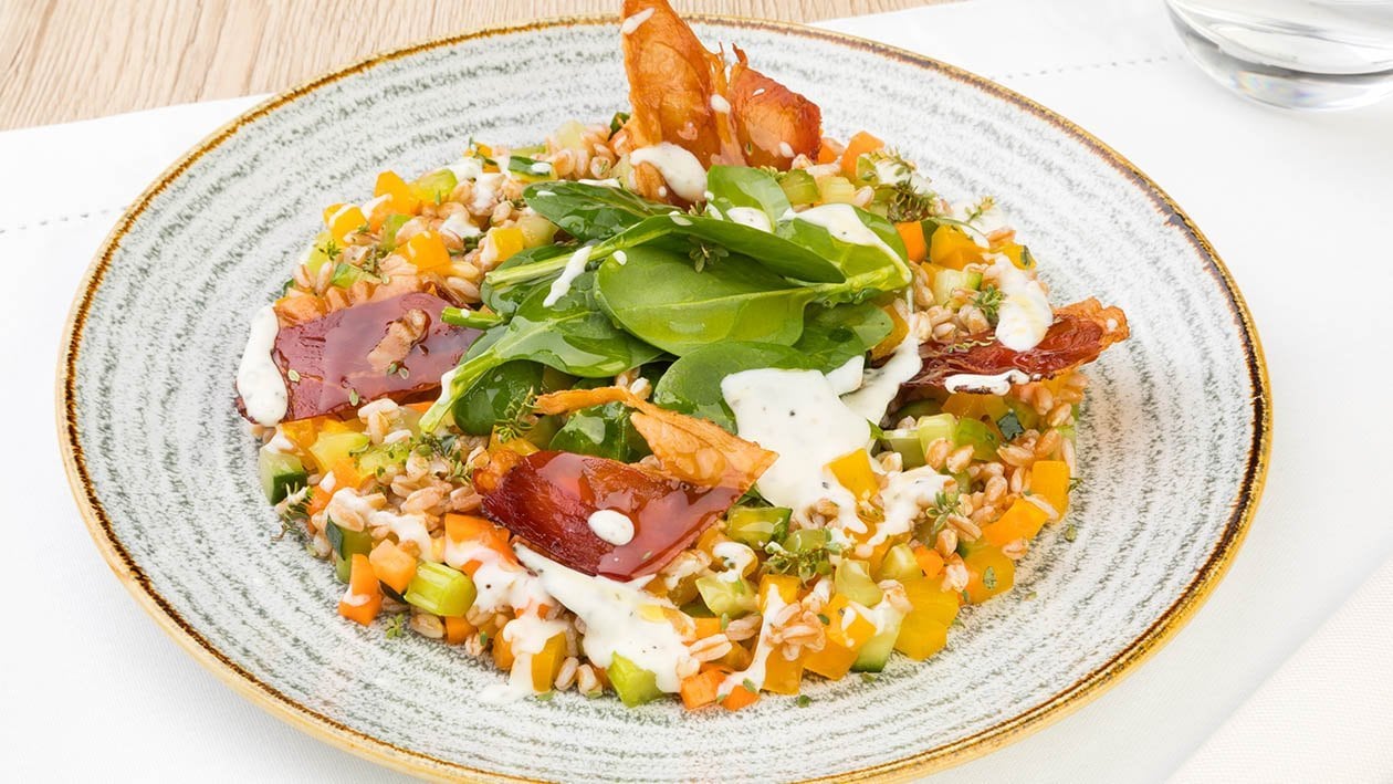 Insalatina di farro e verdure croccanti, spinaci con salsa al cacio e pepe, speck croccante e timo – - Ricetta