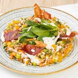 Insalatina di farro e verdure croccanti, spinaci con salsa al cacio e pepe, speck croccante e timo Insalatina di farro e verdure croccanti, spinaci con salsa al cacio e pepe, speck croccante e timo