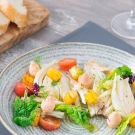 Insalatina di finocchi con ananas arrostito, ricotta e pomodoro al basilico Insalatina di finocchi con ananas arrostito, ricotta e pomodoro al basilico