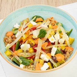 Insalatina di quinoa con ananas arrostito, peperoni saltati e robiola Insalatina di quinoa con ananas arrostito, peperoni saltati e robiola
