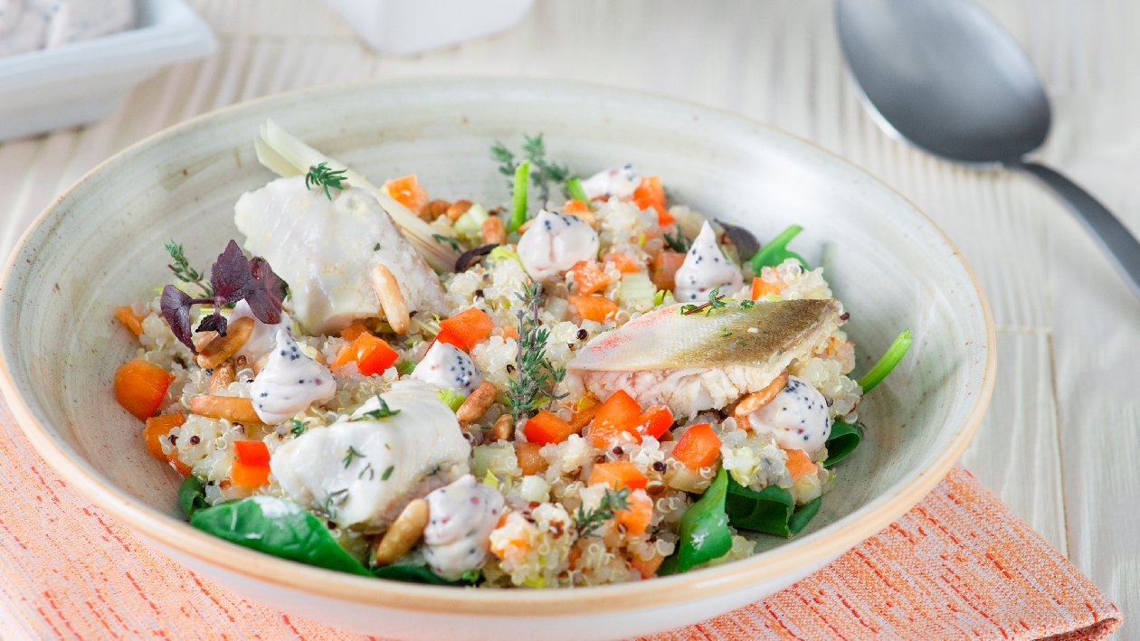 Insalatina di quinoa con gallinella confit al lemongrass, pinoli e maionese alle uova di lompo – - Ricetta