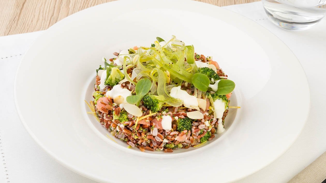 Insalatina di riso rosso con broccoli, mandorle, sedano riccio e salmone in salsa Caesar al limone – Ricetta
