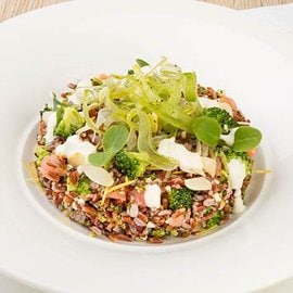 Insalatina di riso rosso con broccoli, mandorle, sedano riccio e salmone in salsa Caesar al limone Insalatina di riso rosso con broccoli, mandorle, sedano riccio e salmone in salsa Caesar al limone