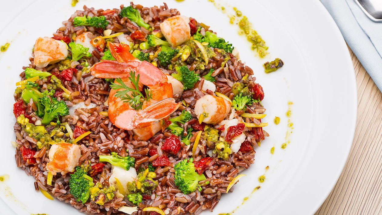 Insalatina di riso rosso con gamberi, broccoli, pomodori secchi, mandorle e pesto di pistacchi – - Ricetta