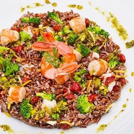 Insalatina di riso rosso con gamberi, broccoli, pomodori secchi, mandorle e pesto di pistacchi Insalatina di riso rosso con gamberi, broccoli, pomodori secchi, mandorle e pesto di pistacchi