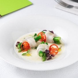 Involtini di sogliola a bassa temperatura con asparagi su crema di finocchi Involtini di sogliola a bassa temperatura con asparagi su crema di finocchi