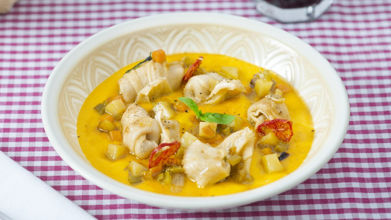 Involtini di trippa alle verdurine da soffritto, chips di pomodoro su crema di zucca – Ricetta Involtini di trippa alle verdurine da soffritto, chips di pomodoro su crema di zucca – Ricetta