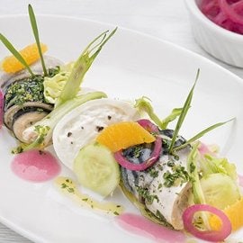 Involtino di sgombro con salsa di cipolle in saor con burratina e puntarelle