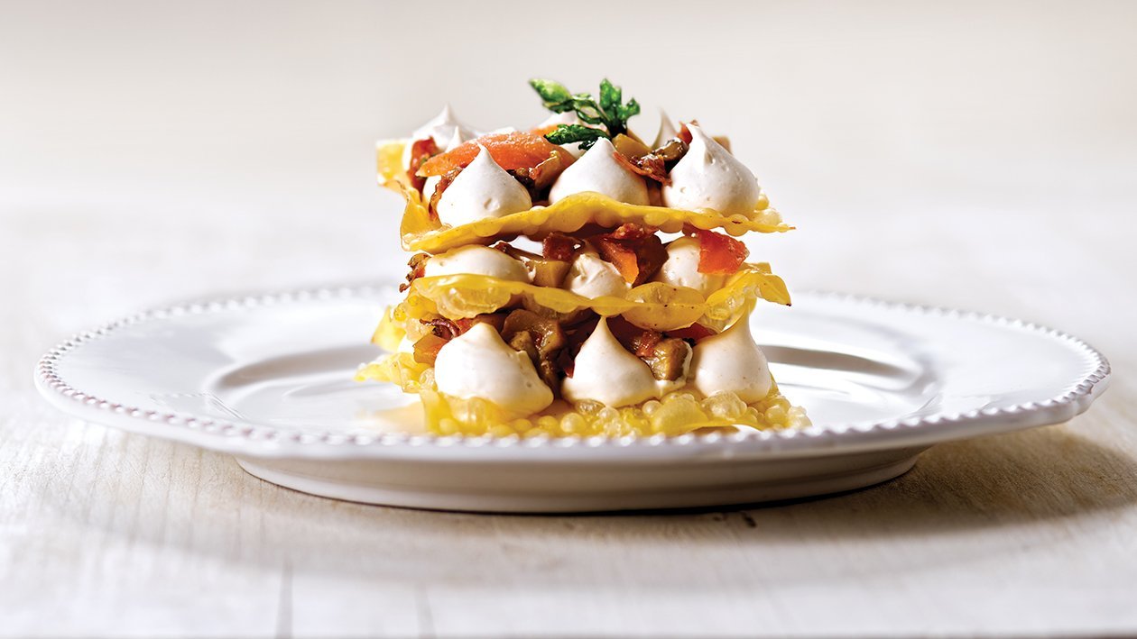 Lasagne con salsa ai funghi porcini, provola affumicata e pancetta arrotolata – - Ricetta