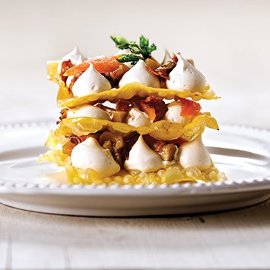 Lasagne con salsa ai funghi porcini, provola affumicata e pancetta arrotolata Lasagne con salsa ai funghi porcini, provola affumicata e pancetta arrotolata