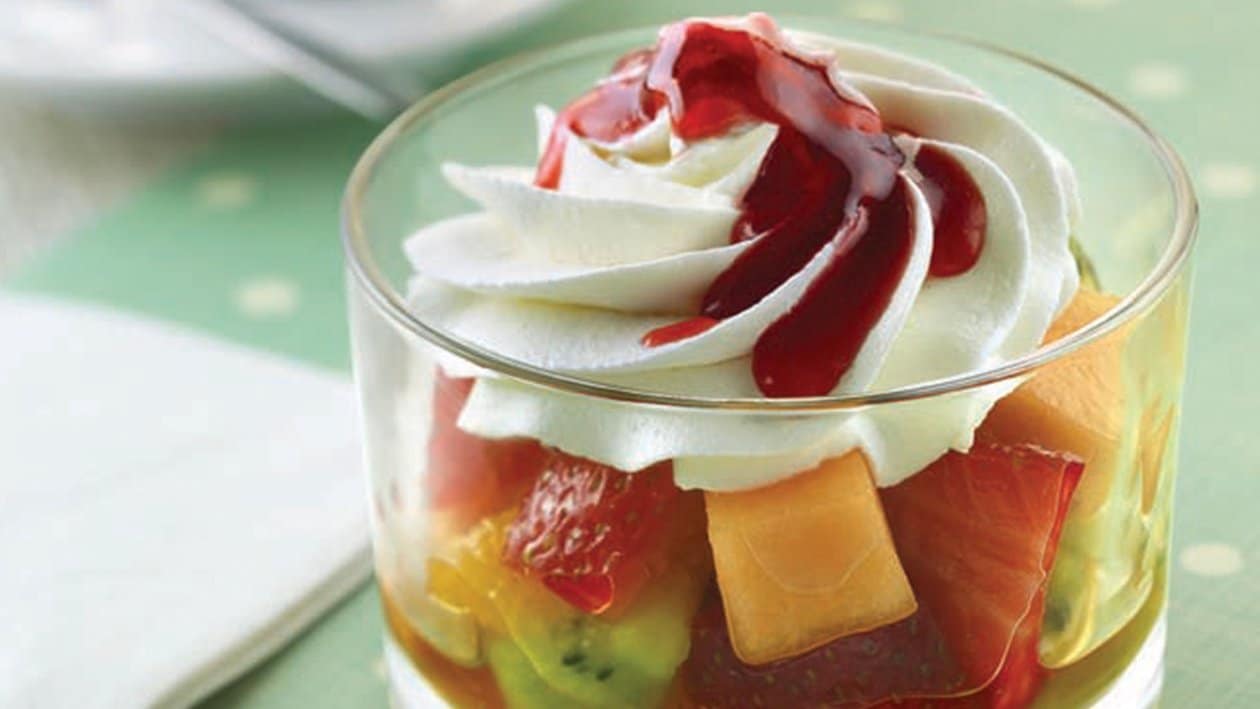 Macedonia di frutta con panna e topping alle fragole – - Ricetta