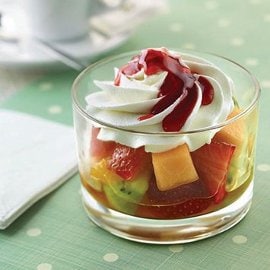 Macedonia di frutta con panna e topping alle fragole Macedonia di frutta con panna e topping alle fragole