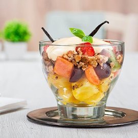Macedonia di frutta sottovuoto con crema alla vaniglia e crumble alla liquirizia Macedonia di frutta sottovuoto con crema alla vaniglia e crumble alla liquirizia