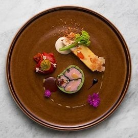 Maialino ai semi di finocchietto e camomilla con peperoni alla graticola e pancake di patate e carotine e fondo ridotto all’aceto di lamponi Maialino ai semi di finocchietto e camomilla con peperoni alla graticola e pancake di patate e carotine e fondo ridotto all’aceto di lamponi