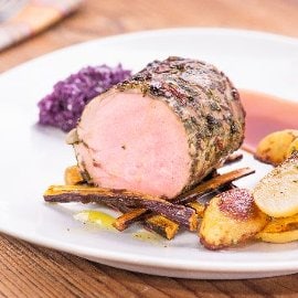 Maialino alla liquirizia con patate glassate e quenelle di cavolo rosso Maialino alla liquirizia con patate glassate e quenelle di cavolo rosso