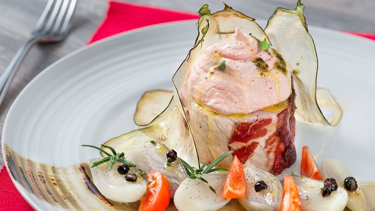 Maialino da latte cotto sottovuoto con spuma al pomodoro e chips di melanzana – - Ricetta