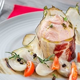 Maialino da latte cotto sottovuoto con spuma al pomodoro e chips di melanzana Maialino da latte cotto sottovuoto con spuma al pomodoro e chips di melanzana