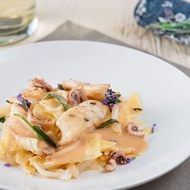 Maltagliati con calamari affumicati, lavanda, burro e salvia Maltagliati con calamari affumicati, lavanda, burro e salvia