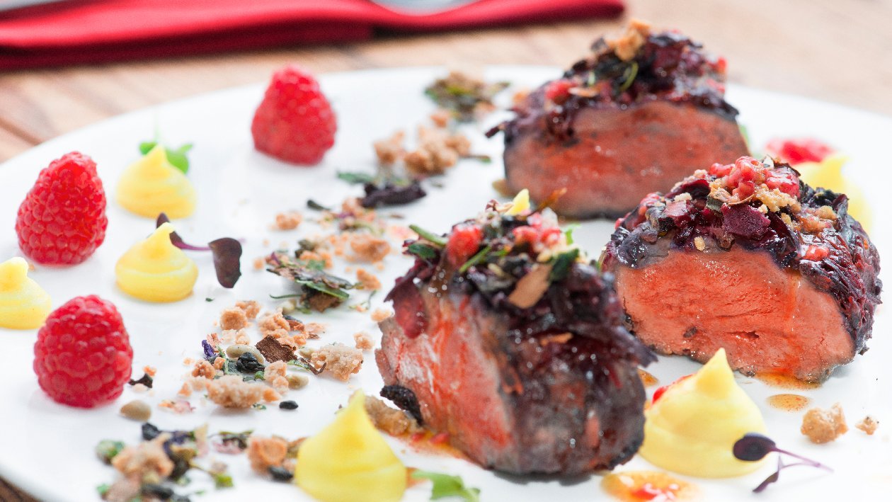 Medaglione di cervo in oliocottura con dressing al lampone, mousse di patate alla curcuma e crumble alla cipolla – - Ricetta