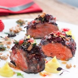 Medaglione di cervo in oliocottura con dressing al lampone, mousse di patate alla curcuma e crumble alla cipolla Medaglione di cervo in oliocottura con dressing al lampone, mousse di patate alla curcuma e crumble alla cipolla