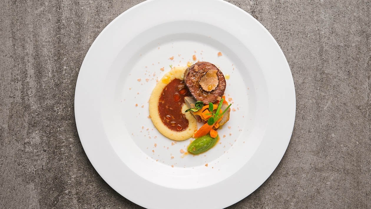 Medaglione di manzo arrostito alle erbe mediterranee con giardinetto di verdure, purè di patate al tartufo