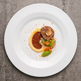 Medaglione di manzo arrostito alle erbe mediterranee con giardinetto di verdure, purè di patate al tartufo Medaglione di manzo arrostito alle erbe mediterranee con giardinetto di verdure, purè di patate al tartufo