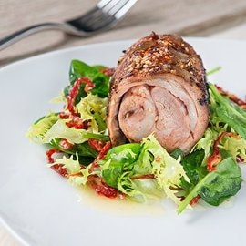 Medaglioni di agnello al garam masala con insalatina di spinaci e pomodori secchi Medaglioni di agnello al garam masala con insalatina di spinaci e pomodori secchi