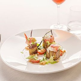 Melanzana arrosto con gamberi rossi, sfilacci di bufala, pane sfritto e centrifuga di sedano Melanzana arrosto con gamberi rossi, sfilacci di bufala, pane sfritto e centrifuga di sedano