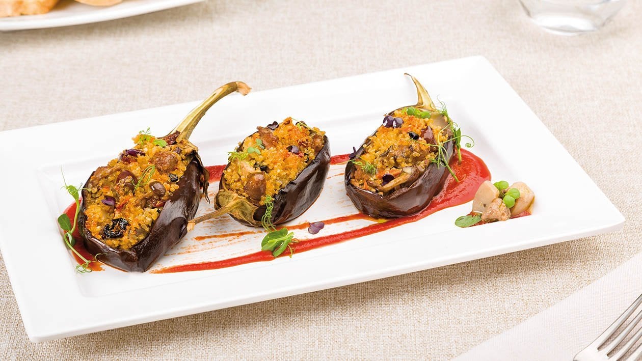 Melanzane ripiene di quinoa con funghi, salsiccia e olive – - Ricetta