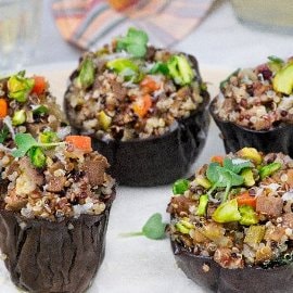 Melanzane ripiene di quinoa e pistacchi Melanzane ripiene di quinoa e pistacchi