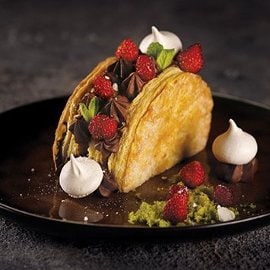 Mezzaluna dolce di mousse al cioccolato, fragoline e panna Mezzaluna dolce di mousse al cioccolato, fragoline e panna