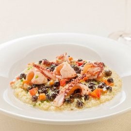 Miglio con ceci neri, calamari e pomodori canditi Miglio con ceci neri, calamari e pomodori canditi